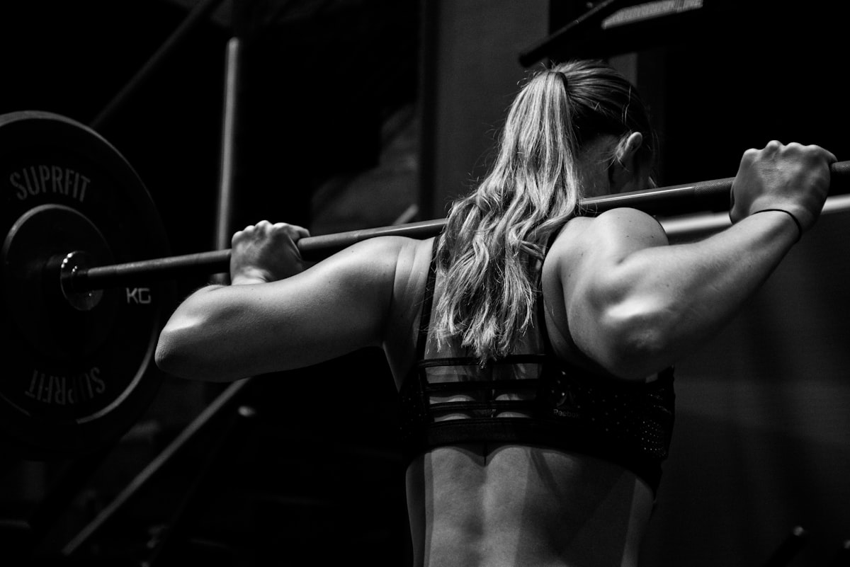 Ältere Person beim Kraft- und Balancetraining