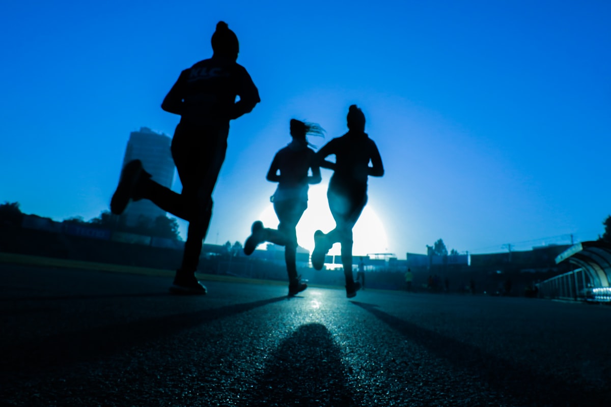 Laufschuhe auf einem Weg im Freien